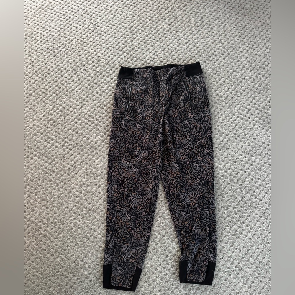 Athleta Black and Gray Patterned Joggers